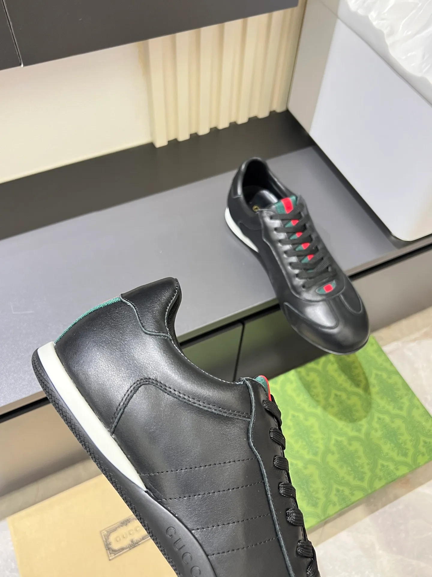 Men's shoes 💰p400 Gucci Shift series sports shoes, featuring lightweight thin sole design, suede + canvas + technical fabric splicing, perfect texture! The tongue and heel have red and green webbing, which is highly recognizable✨. The classic brown + off-white color scheme is retro and modern. The shell-toe shoe shape makes the feet smaller. It is perfect for daily wear or skirts and trousers. The upper fabric + elastic heel is easy to put on and take off, and the wrapping feeling is comfortable. It can be used for commuting and leisure. It has become one of Demna Gvasalia’s hottest items after taking over🔥. size: 38-45!